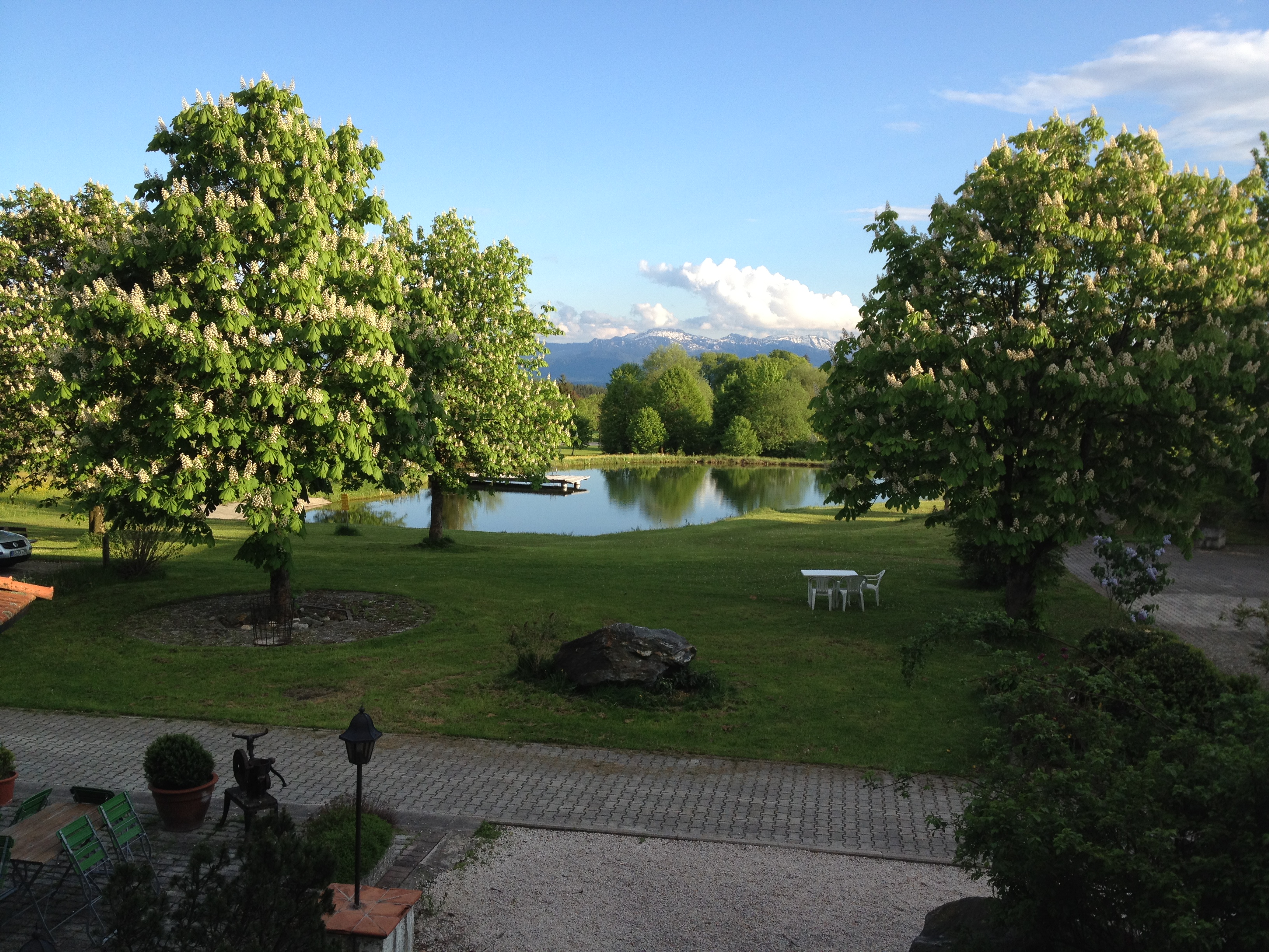 Hauseigener Badeweiher lädt im Sommer zu einer schönen Abkühlung ein